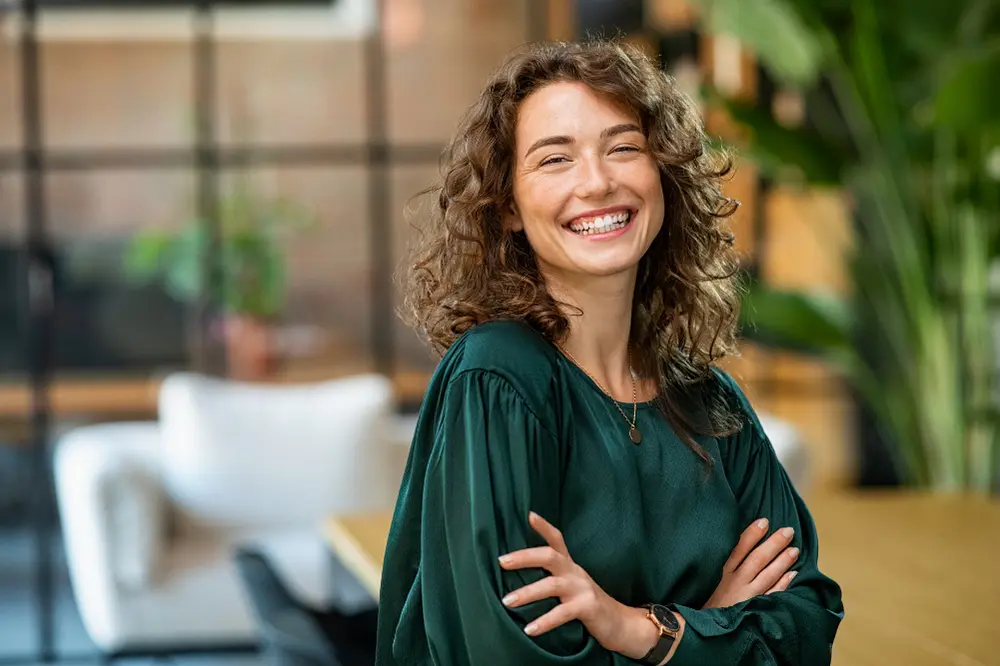 femme-souriante-dynamique