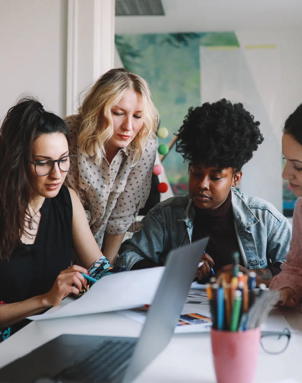modern-communication-women-teamwork